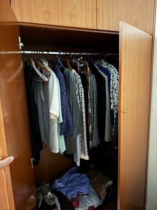 Dormitorio madera: Cabecero + mesita +armario 