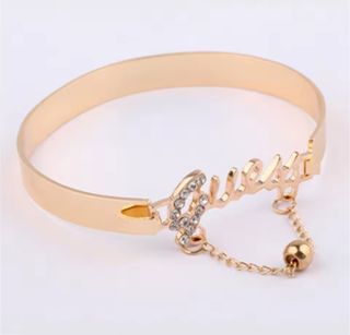 Brazalete dorado con dije