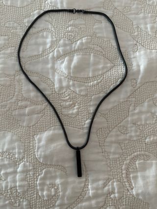 Colgante negro minimalista