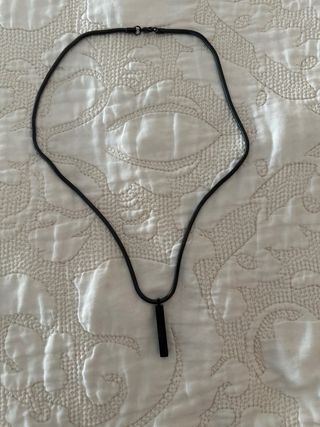 Colgante negro minimalista