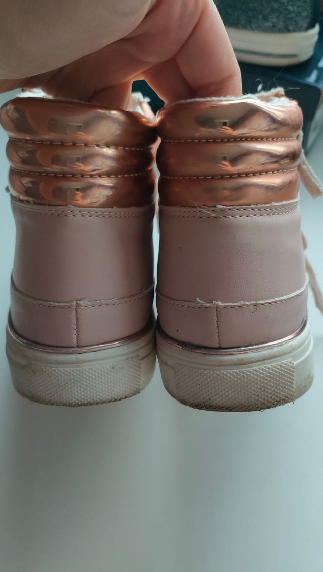 Botines deportivos rosa