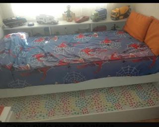 Cama nido blanca con estantería