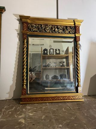 Espejo dorado y rojo lujoso