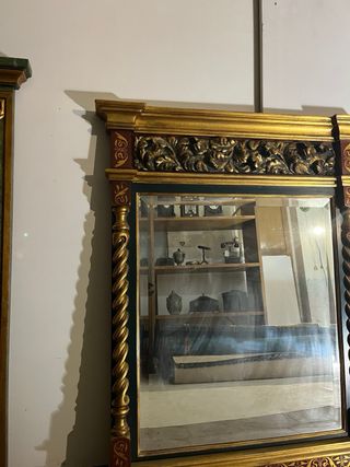 Espejo dorado y rojo lujoso
