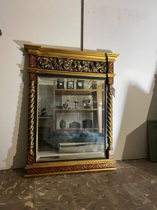 Espejo dorado y rojo lujoso