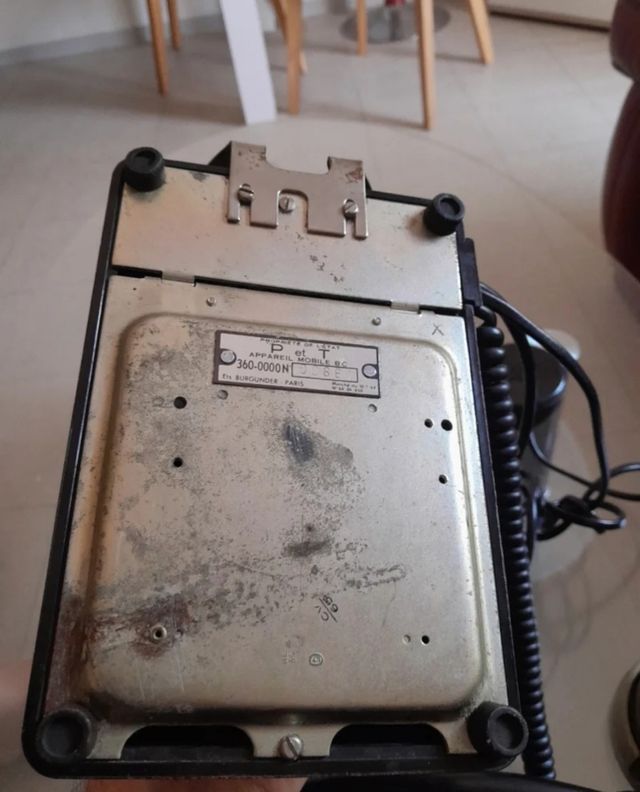 Teléfono antiguo negro