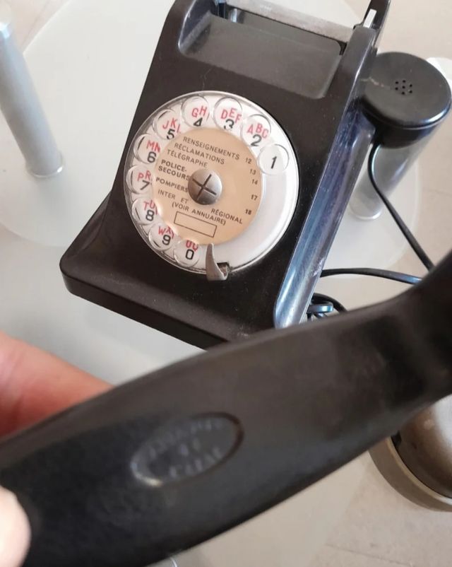 Teléfono antiguo negro