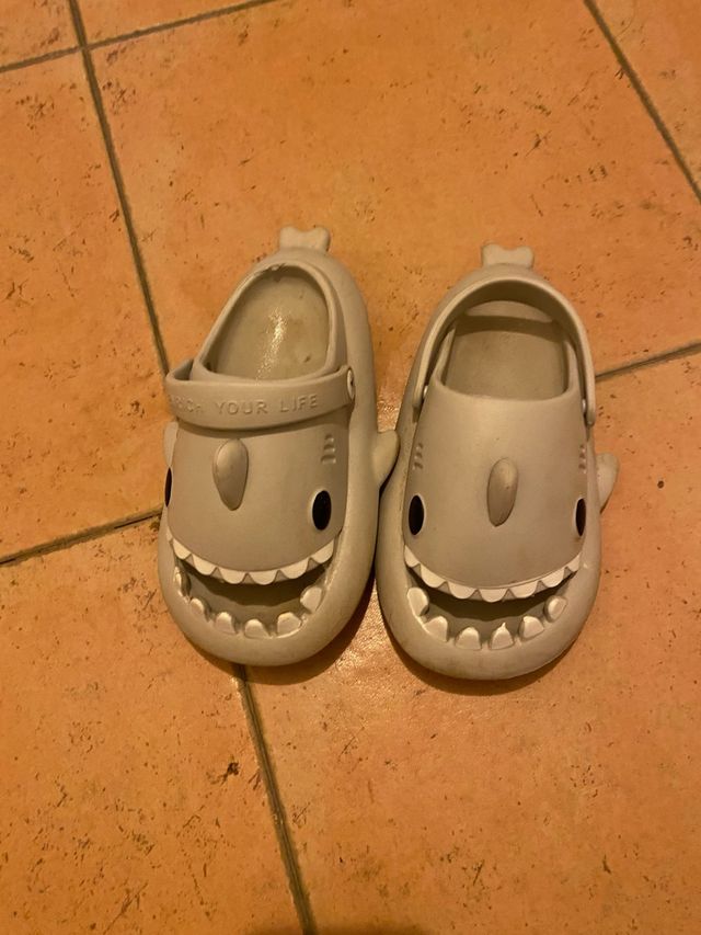 Sandalias estilo Shark - Gris