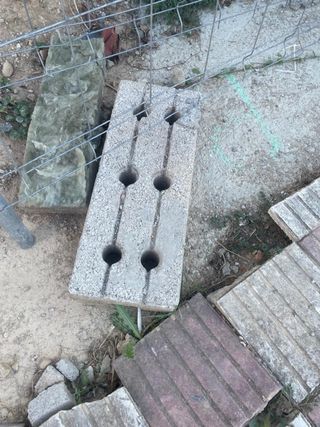 Bloque hormigón con agujeros