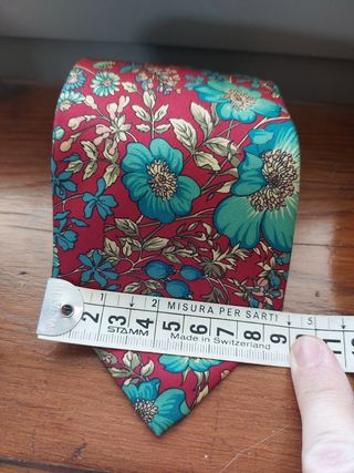Cravatta vintage fiori - fondo rosso 