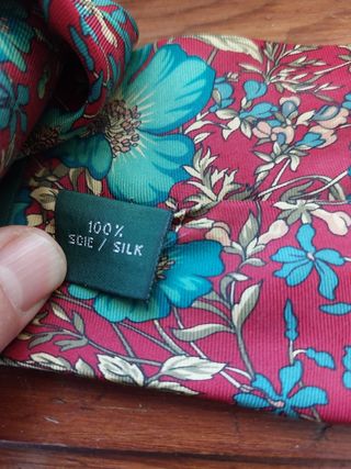 Cravatta vintage fiori - fondo rosso 