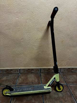 Patinete Booster B8 amarillo usado