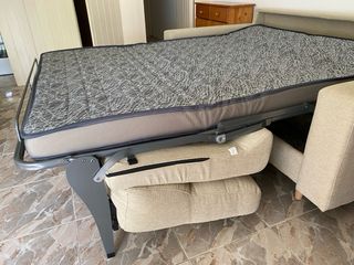 Sofá cama beige de tela