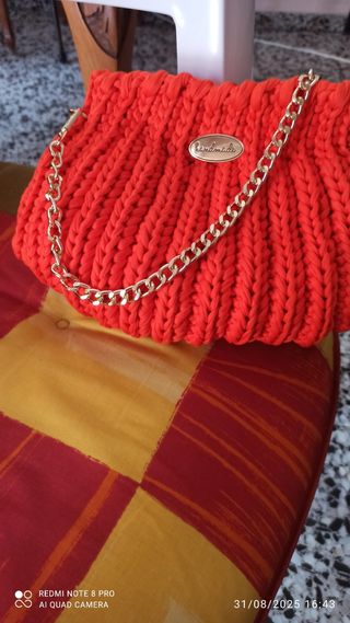 Bolso crochet naranja elegante.