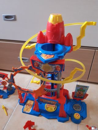 Torre entrenamiento SuperThings + regalo