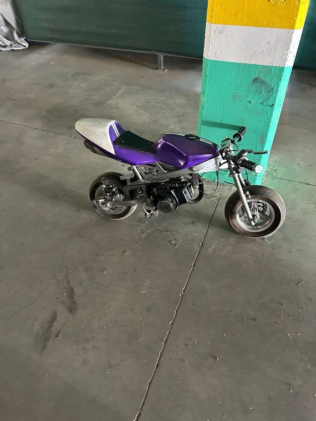 Moto miniatura morada