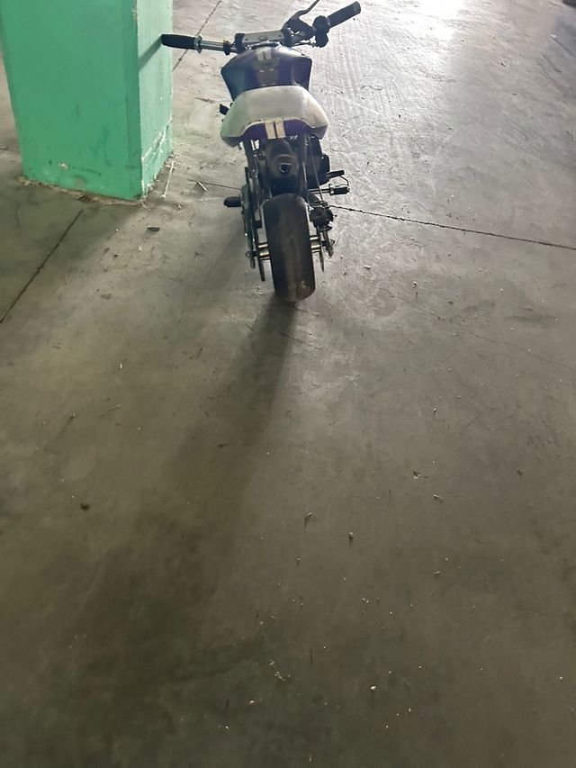 Moto miniatura morada