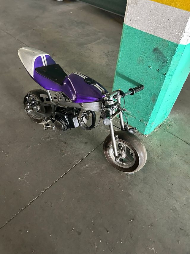Moto miniatura morada