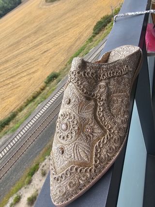 Sandalias marroquíes doradas sin estrenar  