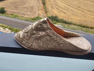 Sandalias marroquíes doradas sin estrenar  