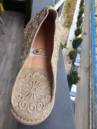 Sandalias marroquíes doradas sin estrenar  