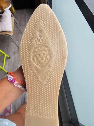 Sandalias marroquíes doradas sin estrenar  