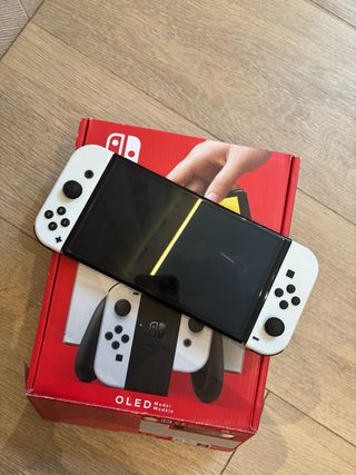 Nintendo Switch OLED - Blanca y Negra