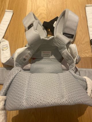Babybjörn One: Portabebés gris claro.