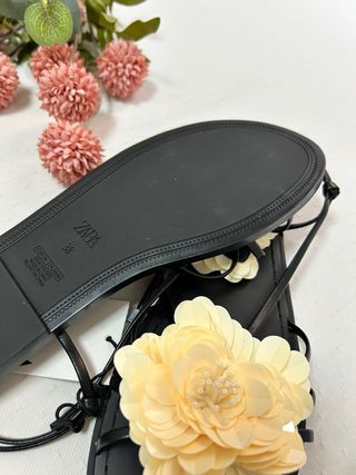 Sandalias aplique flor talla 38 Zara