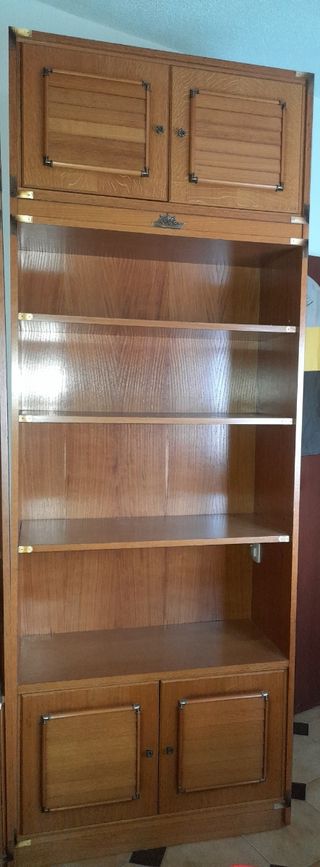 Mueble estanteria de madera marrón