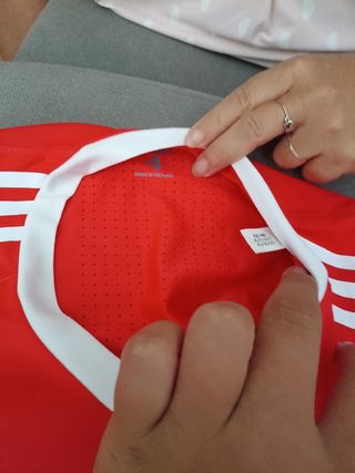 Camiseta Adidas roja talla 12 a 16 años

