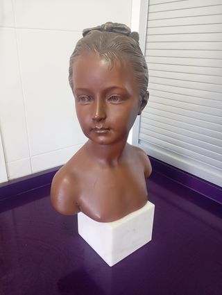 Busto niña bronce - Mármol