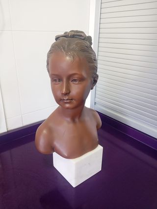 Busto niña bronce - Mármol