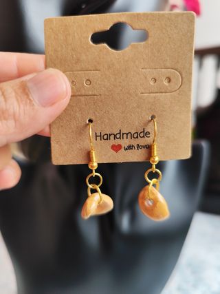 Pendientes dorados con piedra marrón