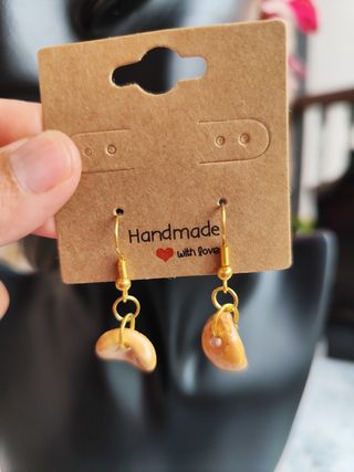 Pendientes dorados con piedra marrón