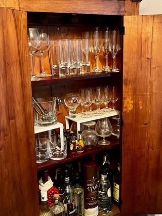 Armario antiguo de madera tallada