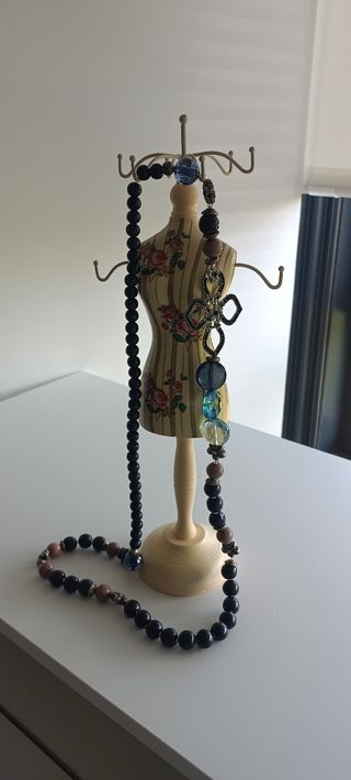 Collar con cuentas azules y negras