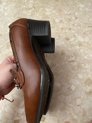Zapatos de tacón marrones efecto serpiente