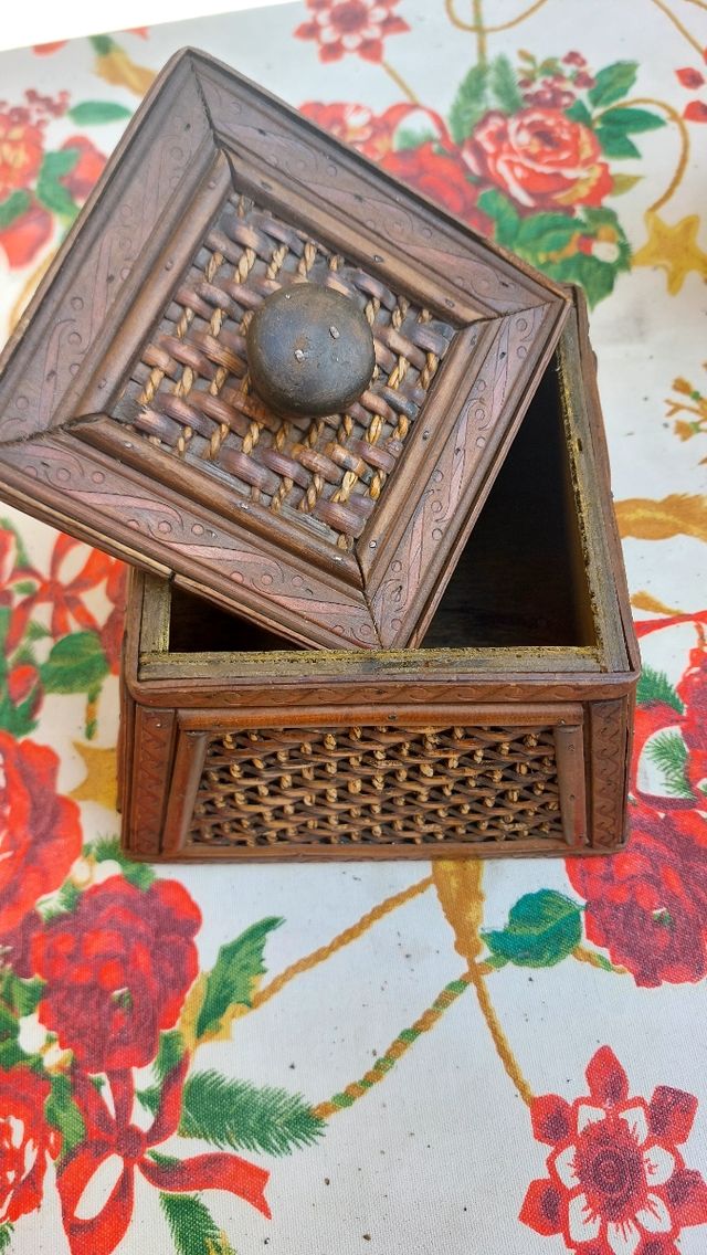 Scatola portaoggetti in legno intrecciato