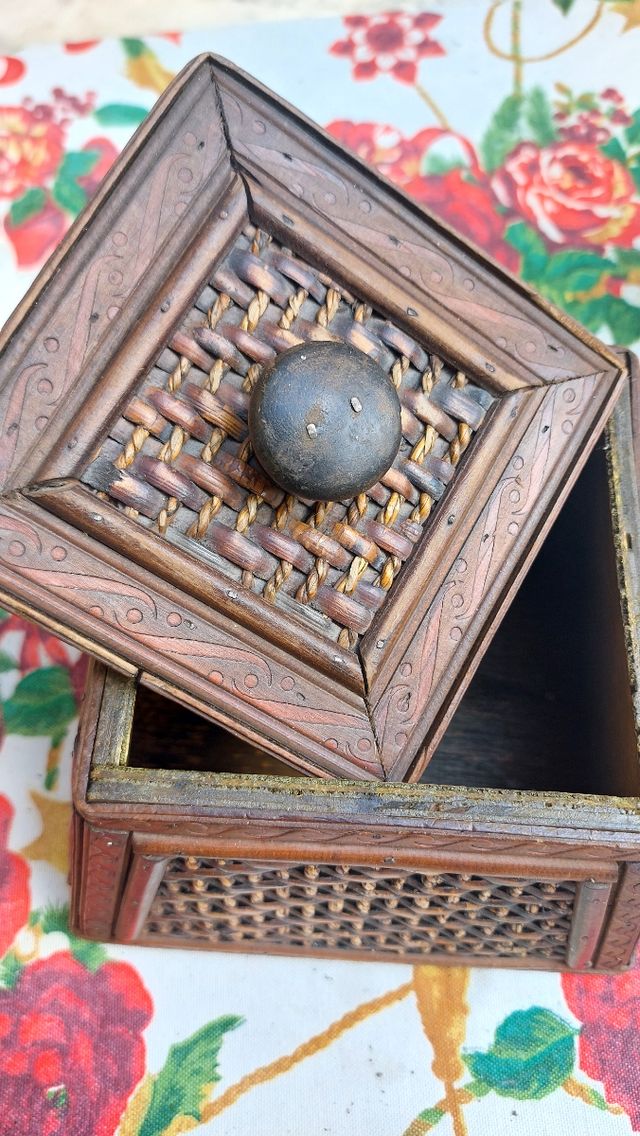 Scatola portaoggetti in legno intrecciato