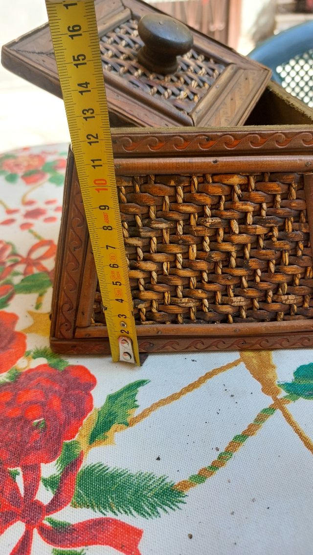 Scatola portaoggetti in legno intrecciato