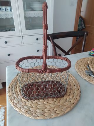 Cesta mimbre marrón porta botellas. 