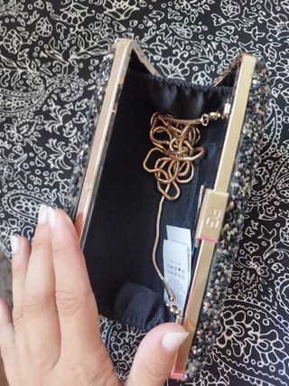 Bolso clutch negro y dorado. 