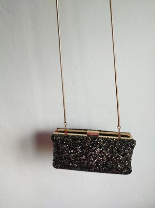 Bolso clutch negro y dorado. 