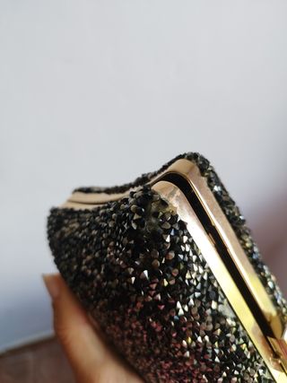 Bolso clutch negro y dorado. 