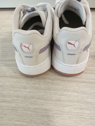 Zapatillas Puma blancas y moradas