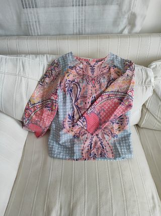 Blusa de colores pastel, marca Vilagallo, talla 42
