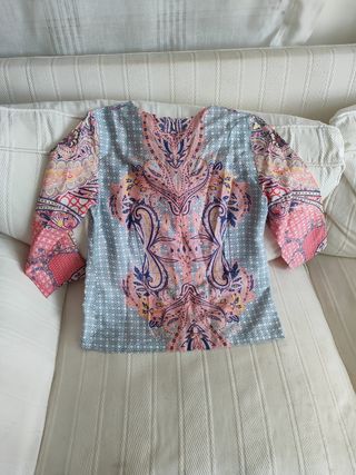 Blusa de colores pastel, marca Vilagallo, talla 42