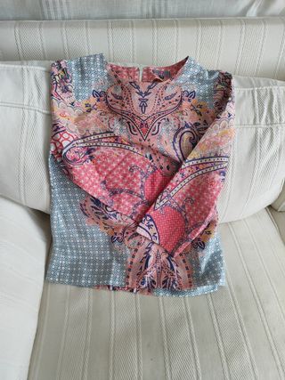 Blusa de colores pastel, marca Vilagallo, talla 42