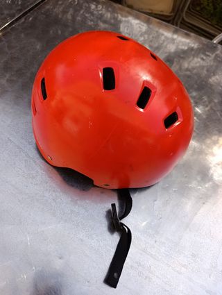 Casco bici o patines rojo